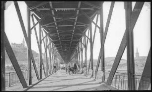 Aussig. Nordwestbahnbrücke (1874). Fahrbahn mit Pferdefuhrwerk