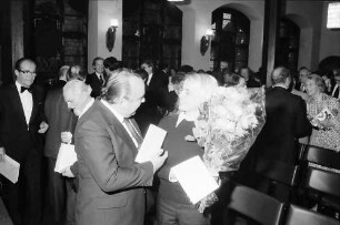 Freiburg: Kaufhaussaal, Konzert und Ausstellung Hortense von Gelmini, Hortense von Gelmini mit Blumen