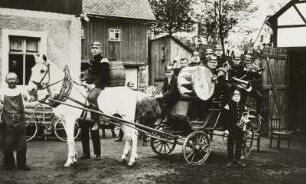Blaskapelle der Freiwilligen Feuerwehr auf einspänniger Kutsche : Colmnitz (Kreis Freital). Blaskapelle der Freiwilligen Feuerwehr auf einspänniger Kutsche