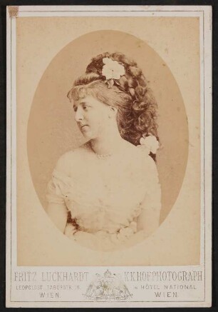 Ovales Portrait von Anna von Hofmannsthal als junger Frau