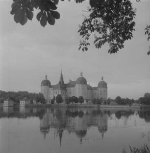Blick auf das Jagdschloss Moritzburg von Südwesten