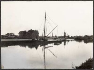 Apeldoorn, Niederlande. Kanal mit Mole und Mühle