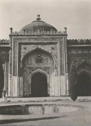 Delhi, Indien. Moschee des Sher Shah Suri, Qila-i-Kuhna-Moschee (1541) im "Alten Fort" Purana Qila von Delhi. Hauptportal und Becken der Brunnenanlage