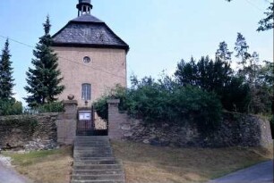 Eingangsbereich des Friedhofes, dahinter Kirche