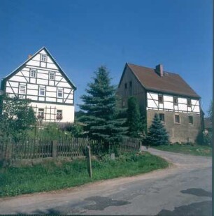 Fachwerk-Wohnhaus und Wohnstallhaus eines Gehöftes im Oberdorf : Königstein (Sächsische Schweiz)-Leupoldishain, Dorfstraße. Wohnhaus und Wohnstallhaus eines Gehöftes im Oberdorf