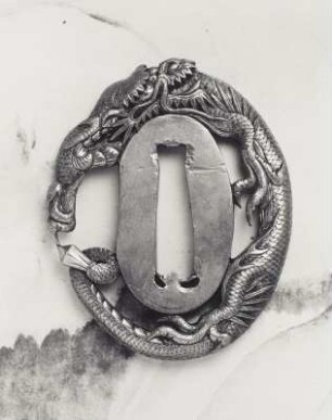 Tsuba (Handschutz am japanischen Schwert, Stichblatt) mit Drachen
