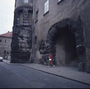 Regensburg, Unter den Schwibbögen. Porta Praetoria, römisches Stadttor (um 179, heute in den Bischofshof integriert). Ansicht von Nordnordwest
