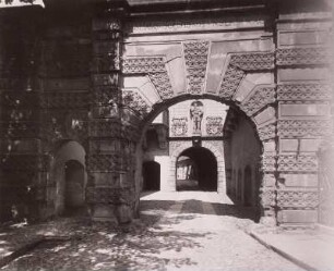 Oels, Schlosseingang : Oels (Olesnica/Polen). Schlosseingang. Durchfahrt mit Standbild Herzog Johanns von Münsterberg-Öls