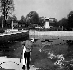 Sportanlagen: Freibad im Schönautal [später Schönau-Bad]: Säuberung des Schwimmbeckens: im Vordergrund Arbeiter mit Wasserschlauch: im Hintergrund Sprungturm