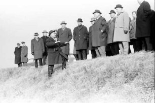 Hausen an der Möhlin: Gruppen von Besichtigungsteilnehmern, an der Möhlin