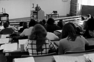 Freiburg; Littenweiler: Pädagogische Hochschule; großer Hörsaal, Studenten mit Prof. Heinelt, Vorlesung