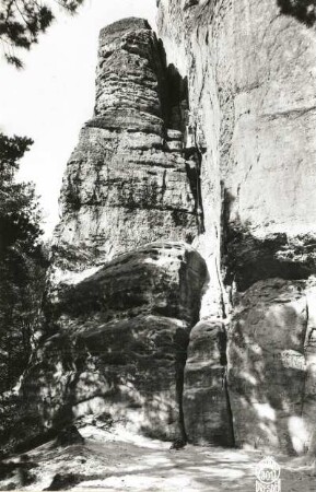 Sächsische Schweiz, Rathener Gebiet. Mönch. Seilschaft W. Schleiß im Kamin des Ostweges