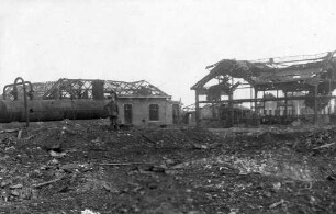 Soldat vor zwei zerstörten Gebäuden von Grube Nr. 8 der mines de Béthune in Auchy-les-Mines "Zum Andenken an den Weltkrieg von deinem Bruder Philipp (14/15/16)"