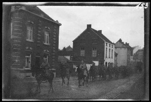 Wallonische Region (Belgien): Reiter mit Lanzen beim Einritt ("5./2. Schwere-Reiter-Regiment auf dem Marsch durch Belgien")