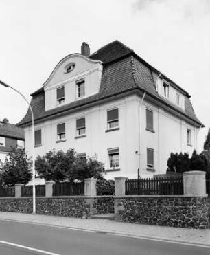 Wohnhaus und Grundstückseinfassung; Lauterbach, Lindenstraße 111