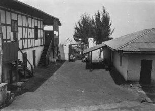 Innenhof : Blick zum Tor einer Station mit Fachwerkhaus