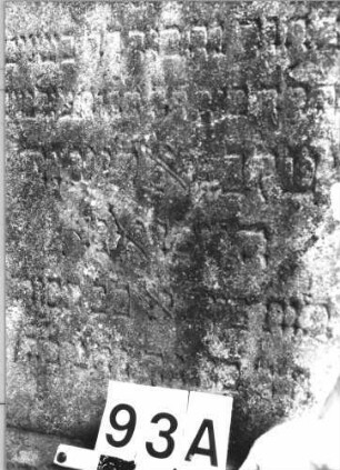 Grabstein 93 (Index: 100084939) Maße HxBxT: 124x50x30 cm Beschreibung: Stele, getreppter Sockel, Giebel mit Eckakroteren: Grabstein 93A