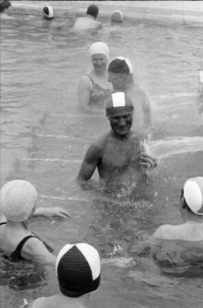 Zurzach, Schweiz: Oberbürgermeister Keidel badet