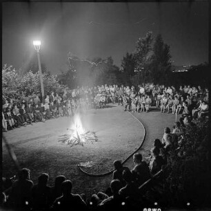 Lagerfeuer auf im Volkspark Friedrichshain, 1967, SW-Foto © Kurt Schwarz.