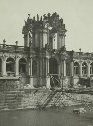 Dresden, Zwinger, Kronentor, Ansicht über den Wassergraben