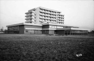 Bad Krozingen: Außenansichten des Rehabilitationszentrums; von Westen