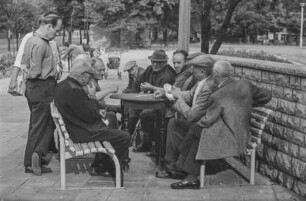 Altherrenrunde im Volkspark Friedrichshain, 1968. SW-Foto © Kurt Schwarz.