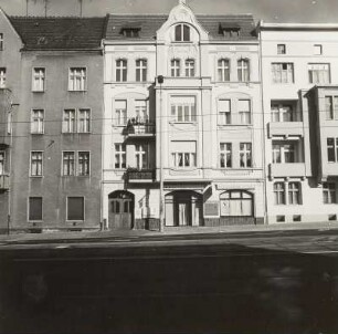 Wohnhaus mit Laden