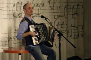 Moritatensänger Avishai Fisz (Jerusalem) mit seinem Soloprogramm "Der Kuntsenmacher" ("Der Aufschneider") in jiddischer Sprache