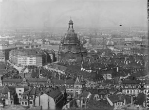 Dresden-Altstadt. Blick vom Rathausturm über die Stadt mit Frauenkirche und Kuppel der Kunstakademie auf die Neustadt