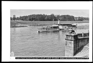 Dresden-Pillnitz, Dampferfahrt auf der Elbe bei Schloss Pillnitz