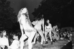 Stadtfest: Hagener Allee: Bühne: Tänzerinnen der Gruppe "Alegria Brasil" bei Auftritt: Publikum: 13. Juni 1999