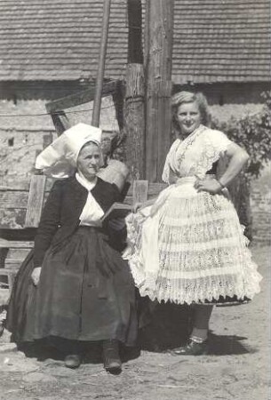 Abendmahls- und die Festtagstracht aus Heinersbrück : Kleidung - niedersorbische Tracht. Ort: Móst / Heinersbrück. Niedersorbische Trauer- oder Abendmahlstracht und die Festtagstracht (neuere ohne Kopftuch).