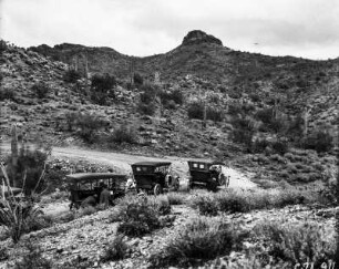 Landschaft bei Phoenix : Um auf den Serpentinen in den Bergen nicht von der Straße abzukommen und besseren um Halt zu bekommen, werden Ketten um die Autoreifen gespannt.