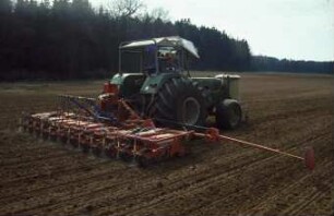 Fotografie: Säverfahren, Einzelkornsaat, Zuckerrübe, Feldspritze angebaut, Frontanbau, Bandspritzung, Terrareifen