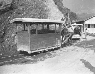 Straßenbild mit Schienenfahrzeugen, gezogen von Pferden : Straßenbild mit Schienenfahrzeugen, gezogen von Pferden (wahrscheinlich in Minobu, Yamanashi)