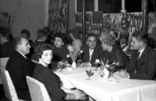 Bonn: Gruppe am Tisch