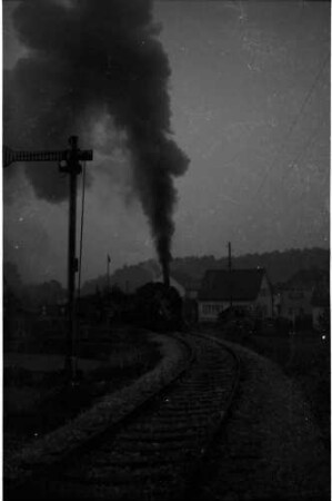Lok 15, 313, Sigmaringendorf, altes Einfahrtssignal in der Abenddämmerung "Halt" zeigend