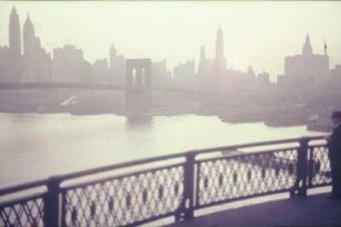 Reisefotos USA. New York. Blick von der Manhattan Bridge über den East River zur Brooklyn Bridge (1869-1883; J. A. Roebling)