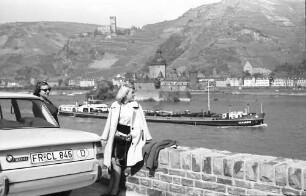 Kaub: [Pfalz vor Kaub, Burg Gutenfels] mit Margrit und BMW-Heck