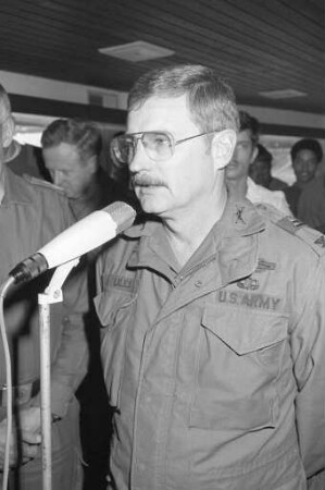 Manöver "Reforger ´80" der in Knielingen und Neureut stationierten US-Streitkräfte. Empfang der Stadtverwaltung für die aus Fort Hood/Texas gekommenen Soldaten auf dem Fahrgastschiff "Karlsruhe"