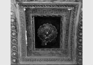 Blick auf die zerstörte Decke des Gobelin-Saals im Kaiser-Friedrich-Museum