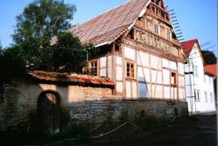 Haus wie vorher, Straßengiebel und Mauer mit Personenpforte