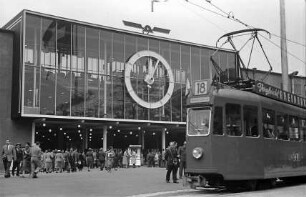 Basel: Neue Messehalle, Frontalansicht, [Vordergrund Straßenbahn]