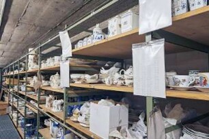 Regale mit Porzellan im Museumsdepot