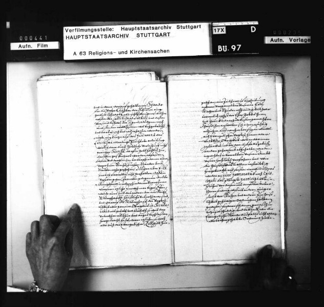 Schreiben Herzog Ernsts von Sachsen, wie es in Württemberg mit kirchlichen Anordnungen in Patronatsorten gehalten werde, nebst Anbringen des Konsistoriums und Konzept einer Antwort an den Herzog von Sachsen.