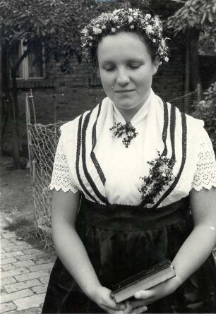 """Halbdeutsche"" Schleifer Tracht aus Rohne, Braut" : Kleidung - Schleifer Tracht. Ort: Rowno / Rohne. "Halbdeutsche" Schleifer Tracht aus Rohne. Braut am ersten Tag nachmittags.