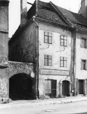 Görlitz-Altstadt, Langenstraße 13. Wohnhaus mit Laden (nach 1717). Straßenansicht mit Schwibbogen über die Verrätergasse