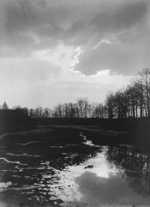 Teichlandschaft : Stratocumulus graue und weiße Felder oder Schichten mit sonnenbeschienenen Rändern