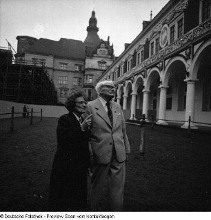 Porträt Ruth Seydewitz und Repro eines alten Kinderbildes (mit Ruth Seydewitz?)