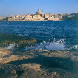 Malta. Blick auf Valletta über den Marsamxett Harbour von der Halbinsel Sliema